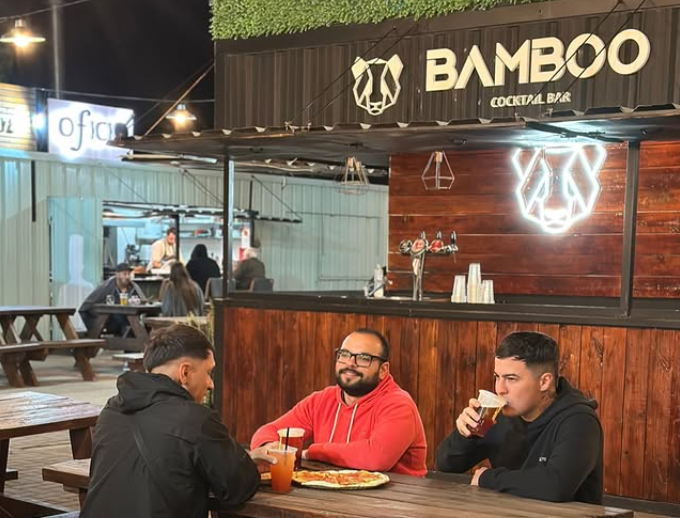 Un juguete por una pinta: la particular campaña de un bar de Funes para colaborar con los niños del Vilela